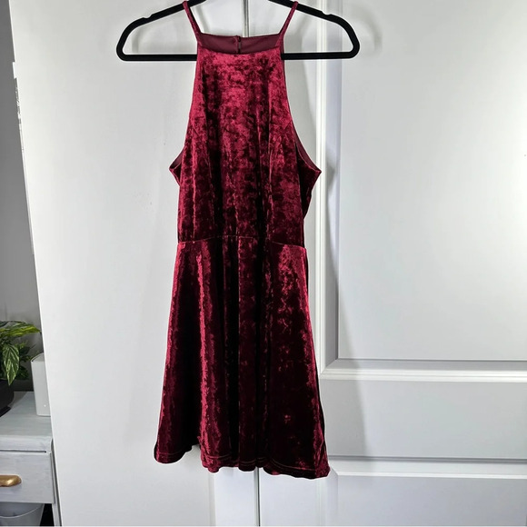 LuLu’s Burgundy Velvet Backless Skater dress style 66233 size Medium GUC - Picture 2 of 13